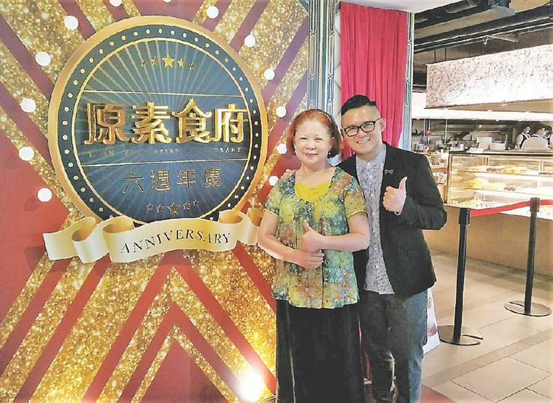 ●原素食府董娘江秋玉(左)與總經理呂柏毅在6周年慶主題看板合照。圖/黃志偉 image