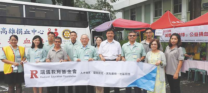 ●瑞儀光電及瑞儀教育基金會舉辦捐血活動,瑞儀董事長王本然(前排左四)、加工處高雄分處長劉繼傳(前排左五)與參與捐血員工合影。圖/黃全興 image