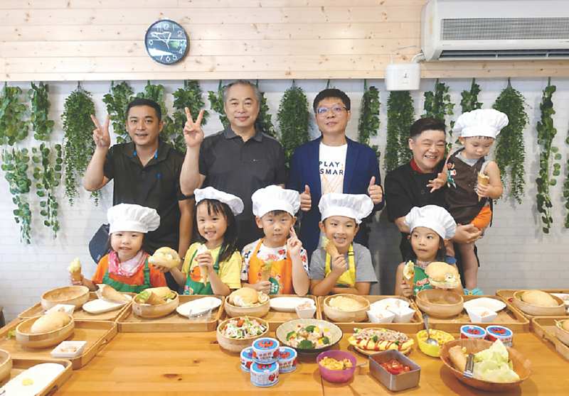 ●知名罐頭品牌紅鷹牌海底雞舉辦「超萌小廚師體驗營」,推廣惜食教育,訴求中元普度健康營養新選擇。圖/業者提供 image
