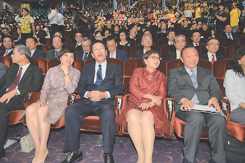↑金管會主委顧立雄、副主委黃天牧、農委會主委林聰賢、以及現代保險教育事務基金會創辦人黃秀玲、董事長林麗銖與來自保險業超過3,000位菁英齊聚一堂,見證第20屆【保險信望愛獎】大獎揭曉。圖/王德為 image