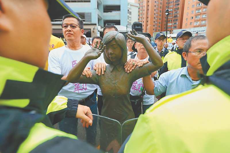 台南市議員謝龍介10日與台南市慰安婦人權平等促進會北上日本台灣交流協會台北事務所,民眾將慰安婦像放在現場,要求日方代表沼田幹夫及藤井實彥道歉。(本報系資料照片) image