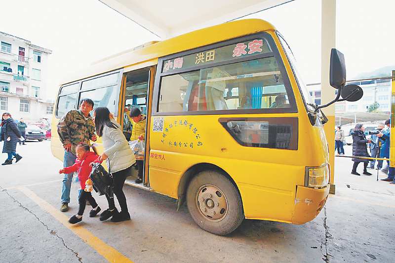 福建永安積極推進四好農村路建設。圖為乘客坐公車抵達永安小陶鎮。(新華社資料照片) image