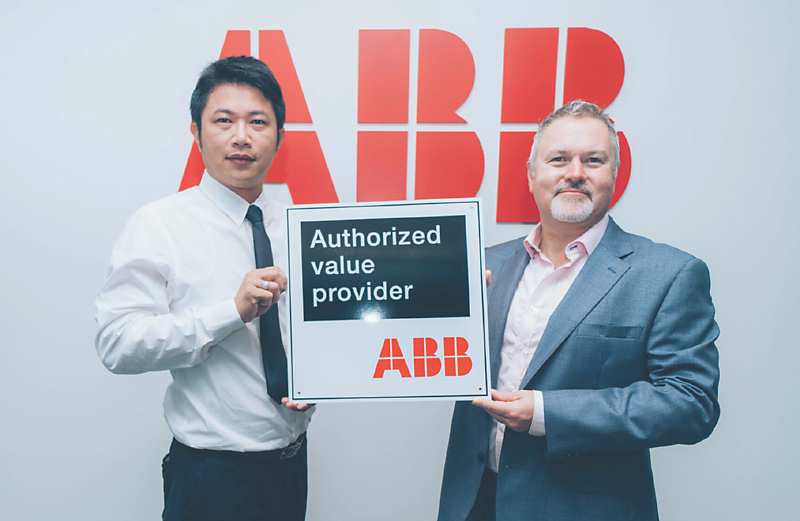 ●ABB集團變頻器業務單元營銷負責人Steve Ruddell(右)與巨緯科技總經理林秉燦(左)共持AVP標章合影。圖/業者提供 image