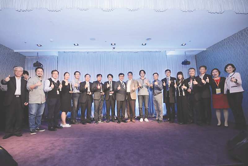 ●經濟部中小企業處處長何晉滄(左九)、資育公司董事長龔文仁(右九)、董監事們、總經理孫珍如及2019「第一屆資育之星」得獎企業合影。圖/簡立宗 image
