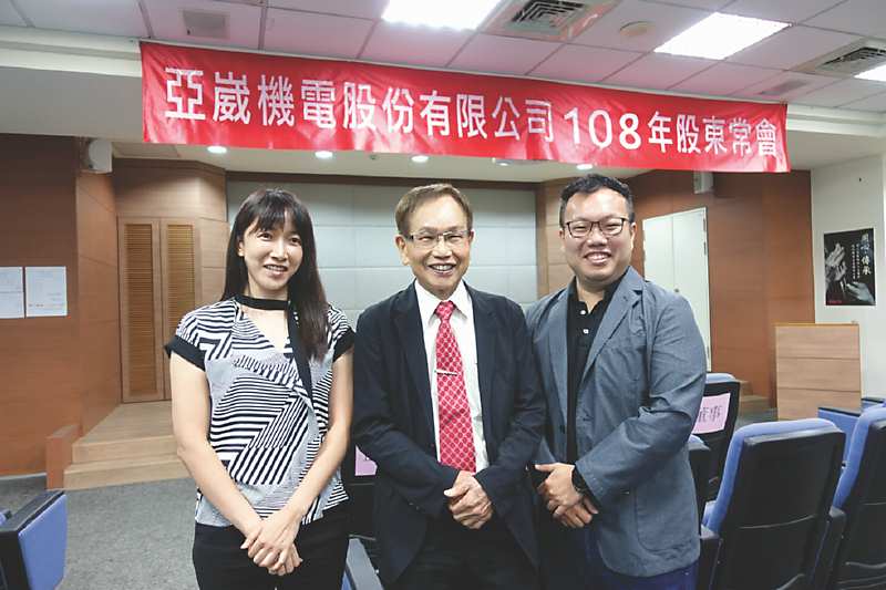 ●程泰亞崴集團董事長楊德華(中),和程泰機械管理部經理楊舒涵(左一)、亞崴機電管理部經理楊尚儒合影。圖/黃俊榮 image