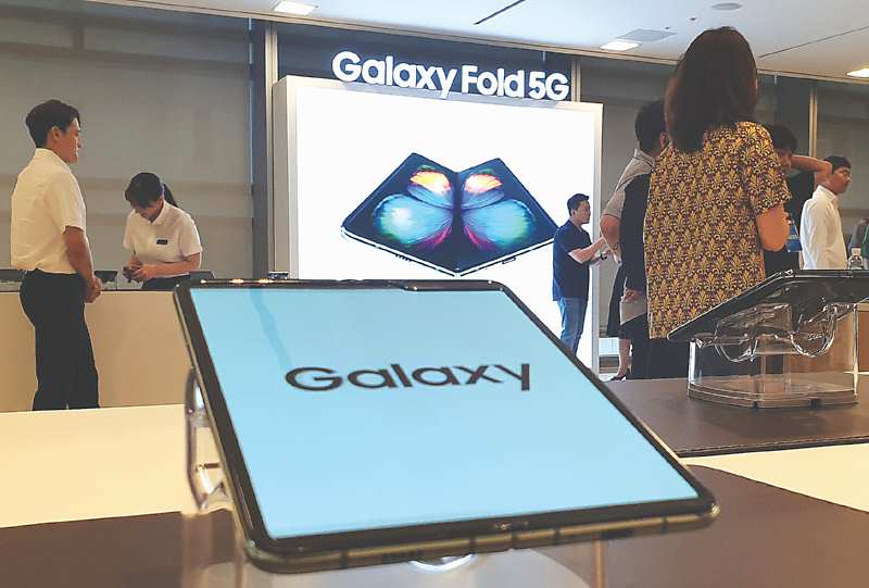 ●三星宣布新款摺疊手機Galaxy Fold於周五在韓國上架,要價約2,000美元。圖/路透 image