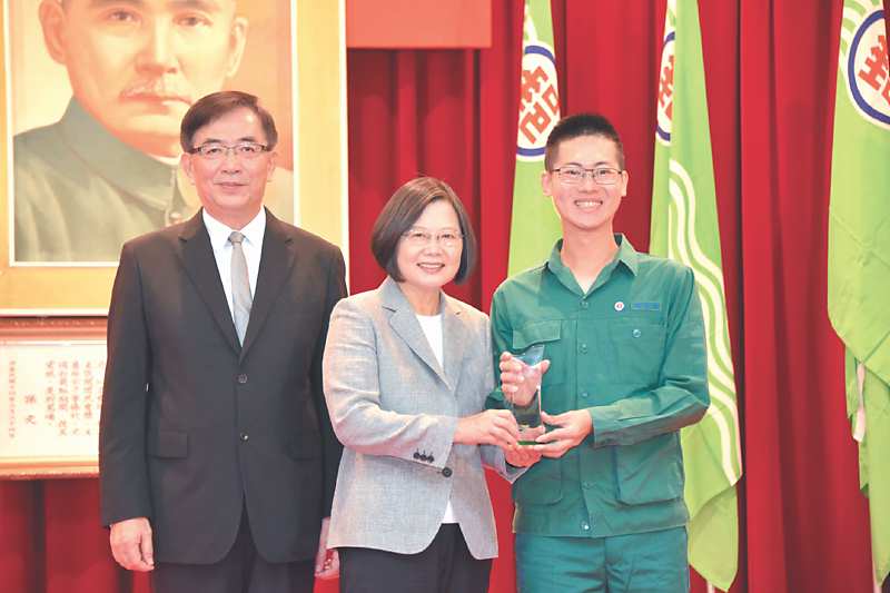 ●中華郵政董事長吳宏謀(左)陪同總統蔡英文(中)親臨頒獎表揚績優的郵政員工。圖/中華郵政提供 image