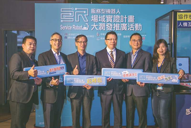 ●微星科技黃亞密協理(左起)、資策會何偉光主任、經濟部工業局電資組林俊秀組長、中華民國購物中心戴蔭本副理事長、中華民國購物中心陳奕賢秘書長、威盛電子智慧城市產品行銷經理林育如。圖/中華民國購物中心協會提供 image