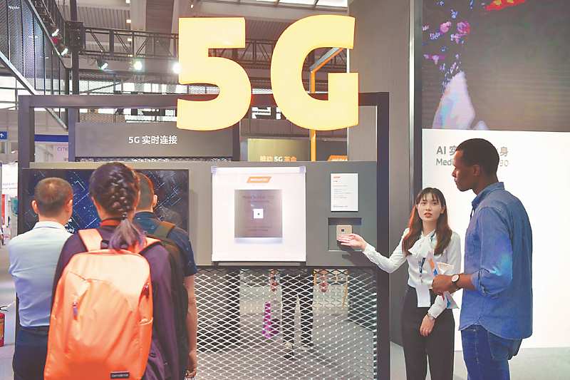 4月9日,中國電子信息博覽會在深圳會展中心開幕。圖為客商關注5G通訊業務。(中新社) image