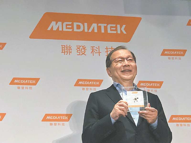 ●聯發科執行長蔡力行開心秀出自家首款5G手機晶片。圖/蘇嘉維 image