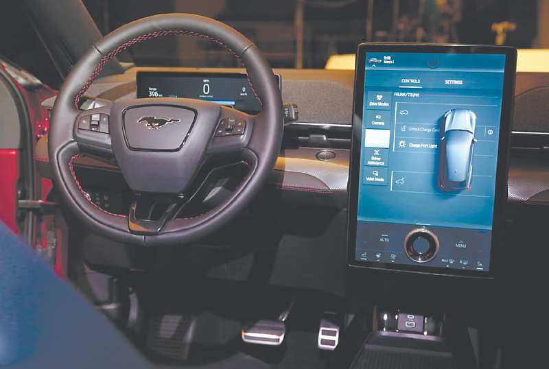 ●新亮相的福特全電動休旅車Mustang Mach E,配備15.5吋的巨型車用螢幕,成為業界第二大的車用螢幕。圖/路透 image