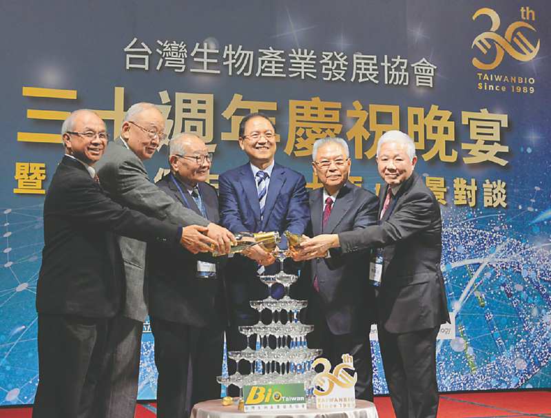●台灣生物產業發展協會25日舉辦30周年慶祝晚宴暨「下一個生技三十年」願景論壇,由現任理事長李鍾熙(右三)帶領歷屆理事長一同進行慶祝儀式。圖/王德為 image