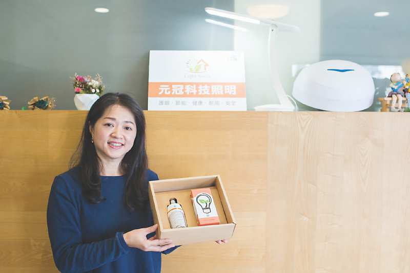 ●梁宴樺經理展示CCFL「LightSmile」燈具。圖╱陳芳永 image