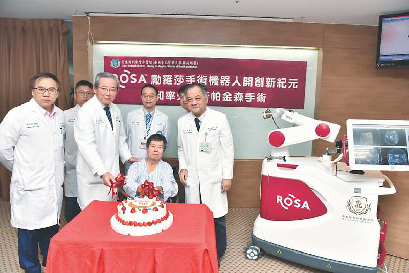 ●雙和神經內外科團隊和張先生合影。圖/雙和醫院提供 image