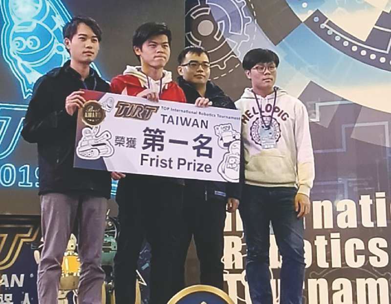 ●龍華科大參加2019 TIRT全能機器人國際邀請賽,獲「機器人聲東擊西」大專A組第一名。圖/龍華科大提供 image