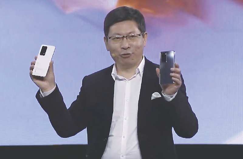 ●華為消費者業務CEO余承東手持白色新款手機P40 Pro+。圖/截自華為直播 image