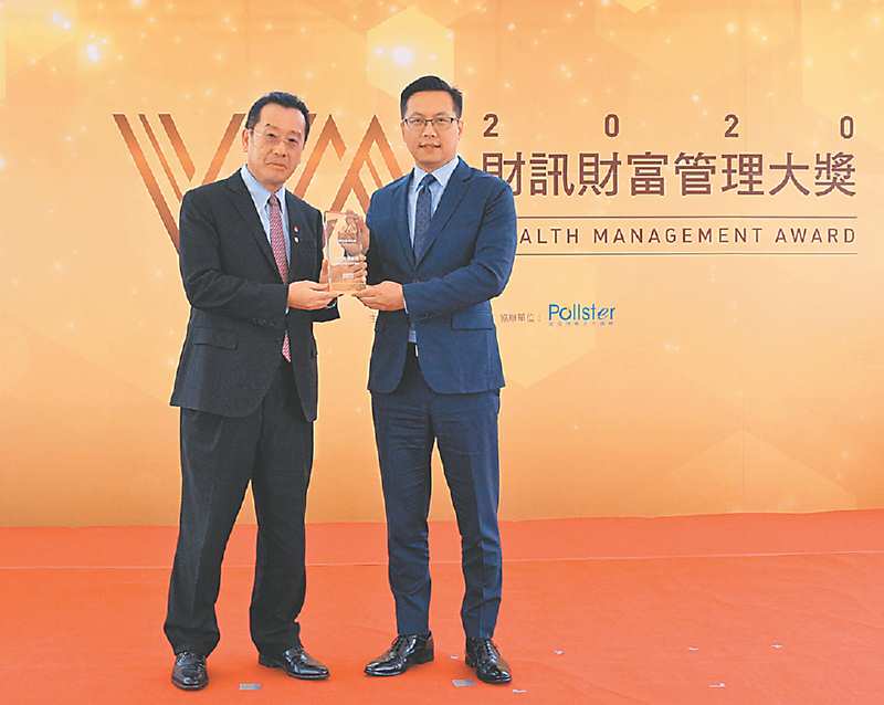 ●永豐銀行於「2020財訊財富管理大獎」勇奪「最佳財富增值」、「最佳數位金融」、「最佳創意行銷(平面)」三項大獎。金管會主委顧立雄(左)頒發「最佳財富增值」獎。圖/永豐銀行提供 image