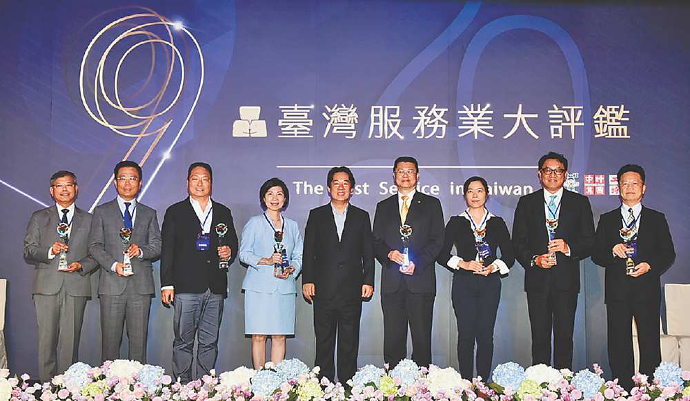 ●2020台灣服務業大評鑑頒獎典禮28日舉行,出席貴賓副總統賴清德(中)進行頒獎,表揚獲獎企業對服務的熱誠與用心。圖/顏謙隆 image