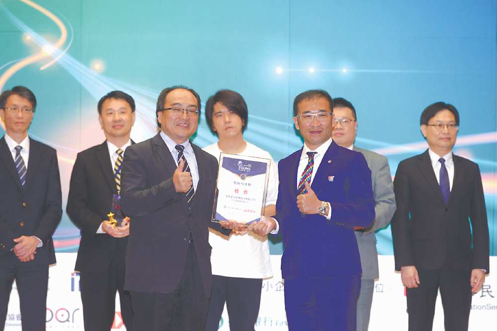 ●日昇金獲「金漾獎」金融科技類佳作,經濟部工業局呂正華局長(左)出席頒獎,執行長郭錦駩(右)代表領獎 。圖/王德為 image