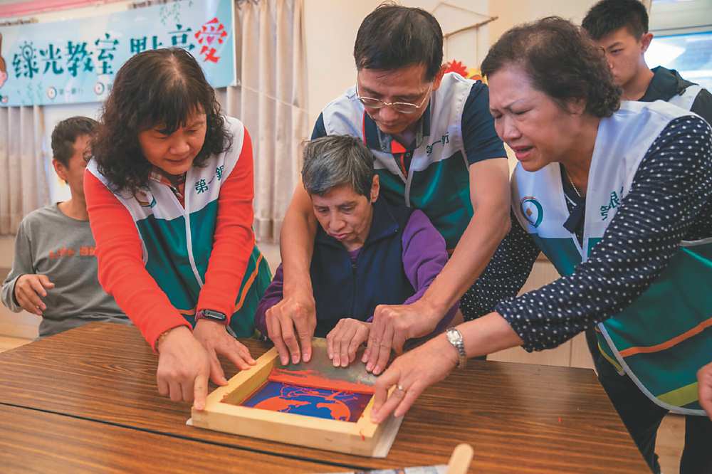 ●第一銀行提倡節能永續 「綠光教室」照亮心希望。圖/第一銀提供 image