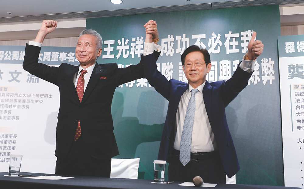 ●大同市場派代表股東三圓建設董事長王光祥(左)與台苯董事長林文淵(右)表示,有信心拿下大同經營權。圖/王德為 image