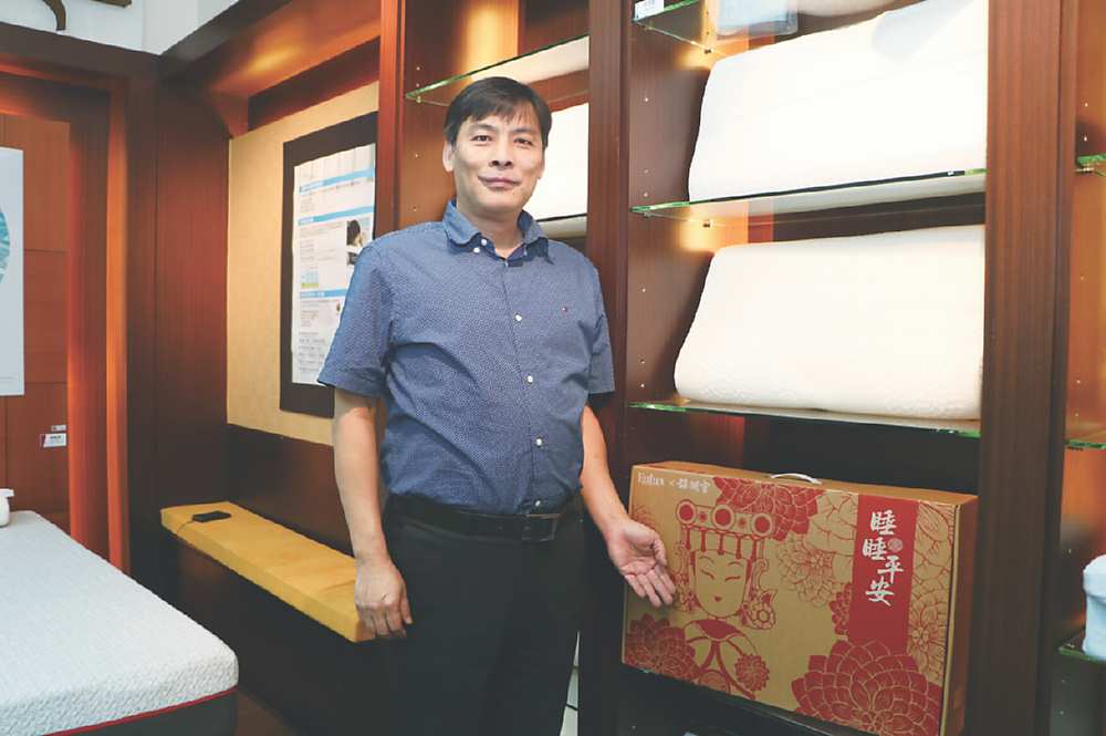 ●喬福集團泡綿事業部總經理郭宏志透露,集團分別開發出「智慧床」及「律動床」等商品,今年底更將與大甲鎮瀾宮聯名推出「歲歲平安枕」。圖/劉朱松 image