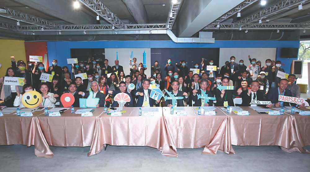 ●今年i2i Scalerator規模加速器帶領新創進軍國際,資育董事長龔仁文、評審主席凱擘大寬頻董事長鄭俊卿於成果發表會與10家Pitch參賽團隊,及加速器業師、天使企業、創投與講師群共同合影。
圖/業者提供 image