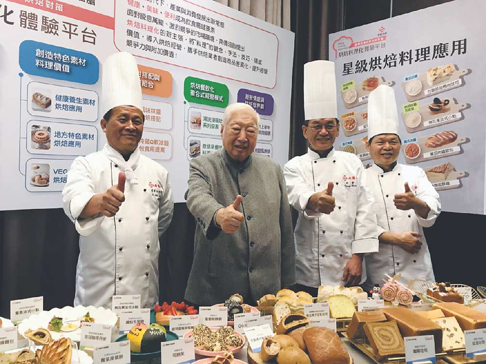 ●為協助台灣烘焙業更升級,南僑集團會長陳飛龍(左二)表示,將正式對客戶提出「烘焙料理化」提案,將台灣膳食技術融入在烘焙裡,希望讓產業有新面貌。圖/劉馥瑜 image