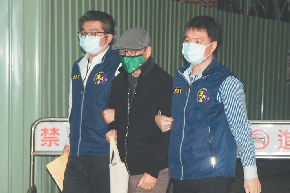 ●勞動基金炒股案,寶佳公司執行長兼嘉源投資負責人唐楚烈(中)被移送北檢複訊。圖/張孝義 image