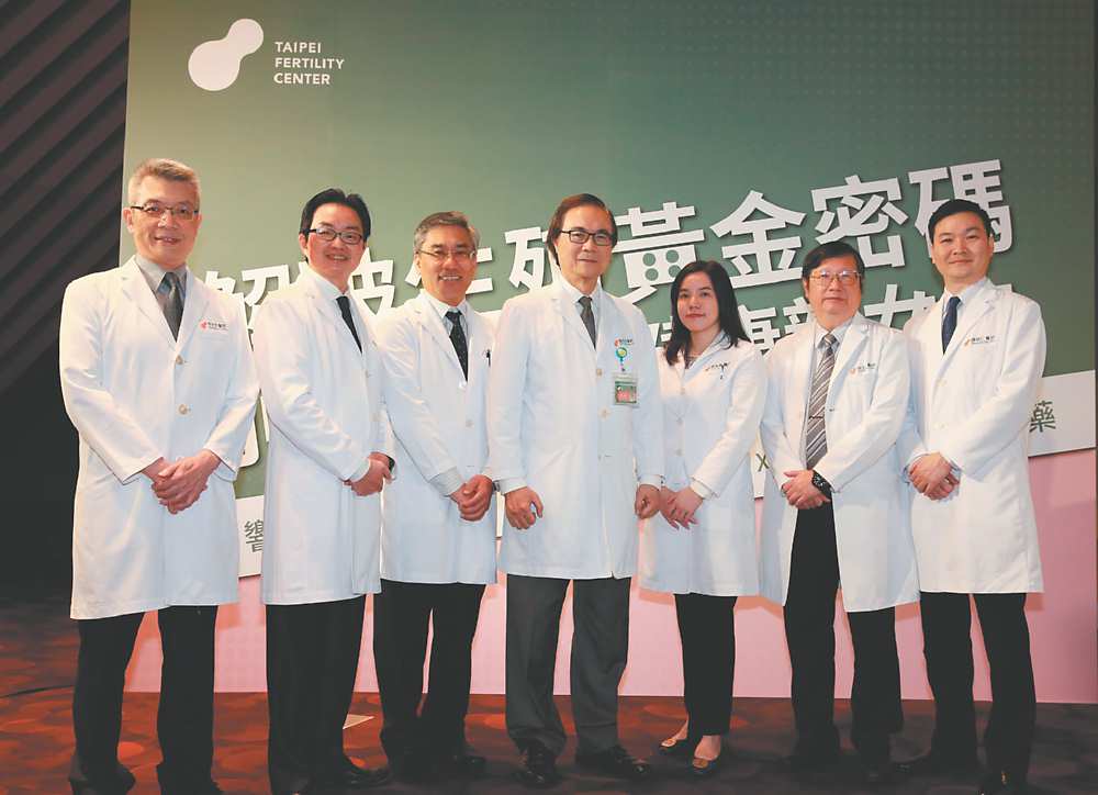 ●台灣試管嬰兒之父曾啟瑞(中)領軍的TFC臺北婦產科診所生殖中心,15日舉辦大型生殖醫學講座推廣「生育規劃」,醫師團隊左起為林時羽、何彦秉、王瑞生、曾啟瑞、李怡萱、胡玉銘、譚舜仁。圖/TFC提供 image