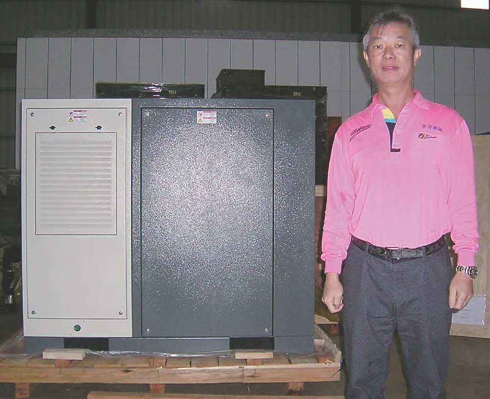 ●黑偉機械董事長林明賜,其身旁為該公司代理的韓國世亞集團製造的空氣懸浮式鼓風機。
圖/業者提供 image