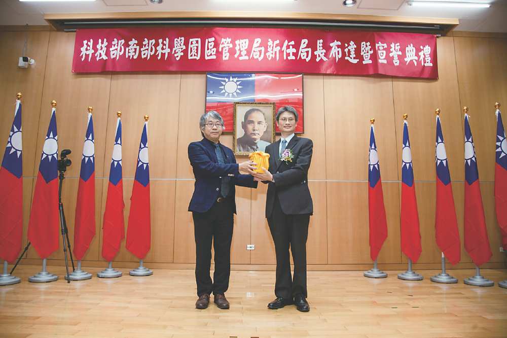 ●科技部政務次長林敏聰(左)授與南科管理局新任局長蘇振綱(右)印信。圖/南科管理局提供 image