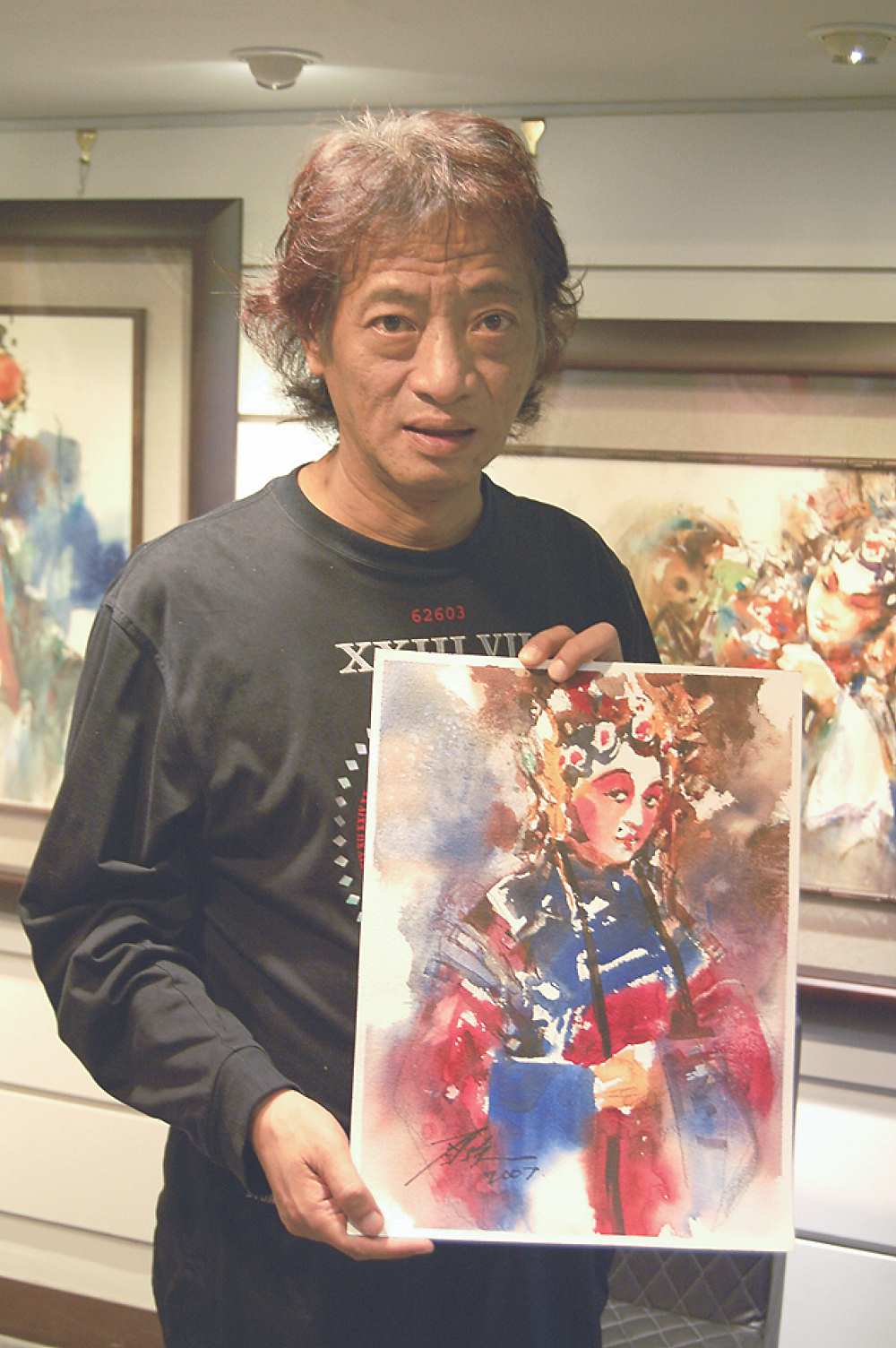 ●藝術家彭自強與其水彩作品合影。
圖/上古藝術提供 image