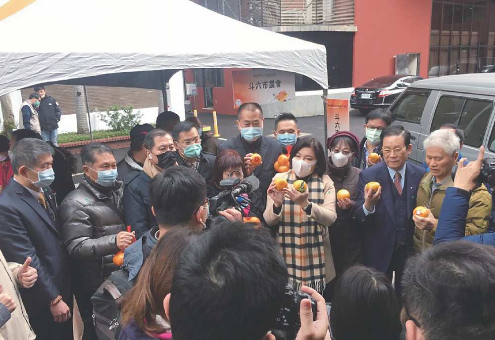 ●雲林同鄉總會創會總會長譚量吉(右二)協同縣長張麗善(右四)支持雲林農民,大力推廣茂谷柑並認購500箱。圖/雲林同鄉文教基金會提供 image