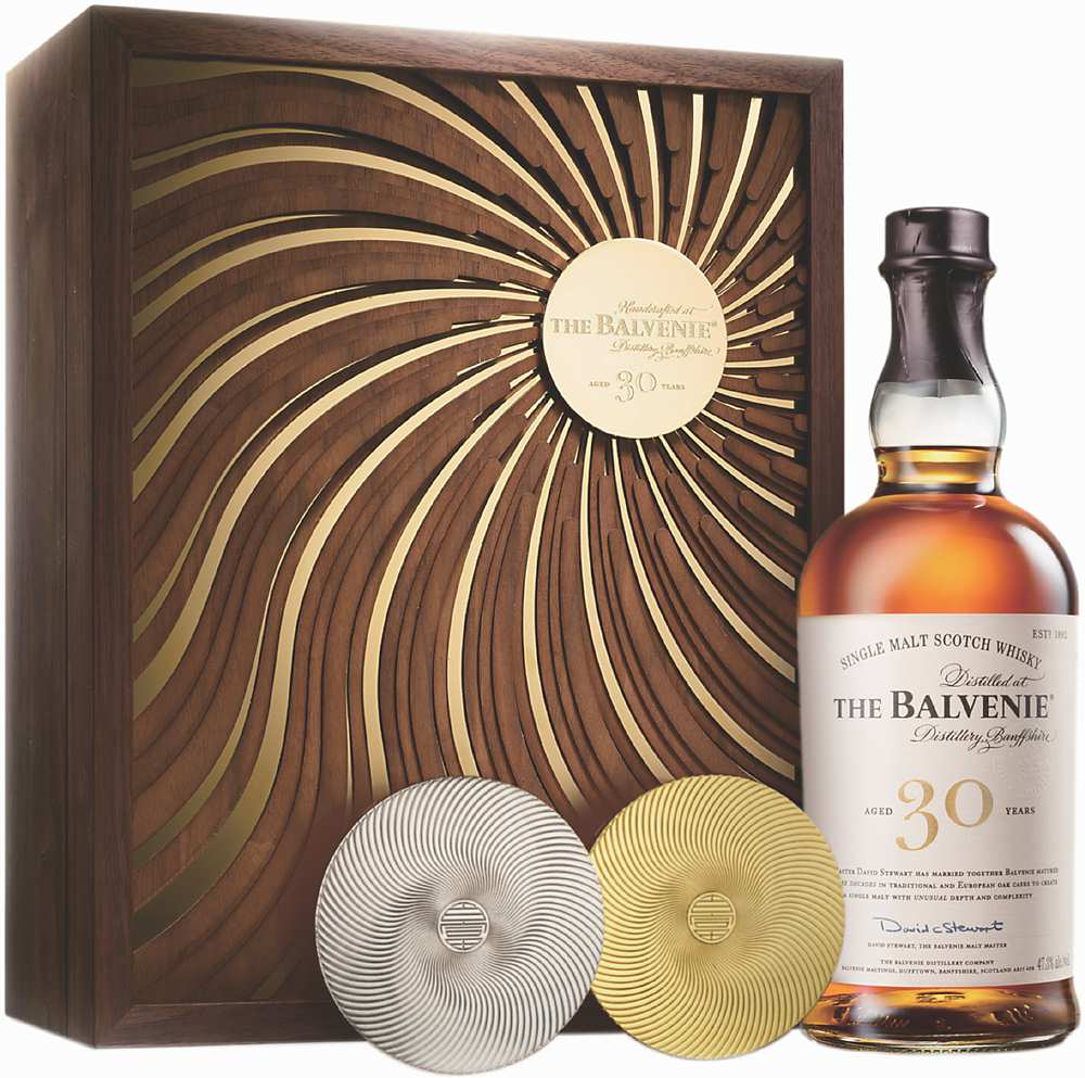 ●承襲百富12年雙桶禮盒「聚而成圓」的設計概念,匯聚圓滿、輝映光芒,由首席調酒師大衛史都華精選陳放30年以上的木桶融合而成的「百富30年單一麥芽威士忌新年限量禮盒」,限量65組,只於格蘭父子全台私藏酒窖門市銷售,建議售價:38,888元。圖/業者提供 image