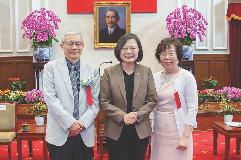●名醫藝術家陳持平(左)2019年獲得醫療奉獻獎,受到蔡英文總統(中)的嘉勉。圖/陳持平畫廊提供 image