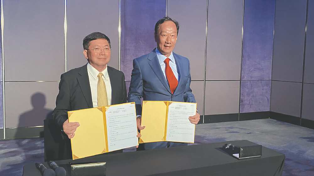 ●鴻海集團辦人郭台銘(右)與台康總經理劉理成(左)簽訂投資意向書。圖/台康提供 image