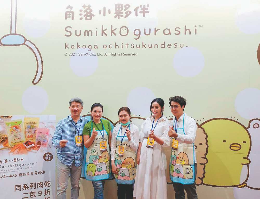 ●「We & Them」總經理侯亞寧(左)率領優秀團隊於寵物展中將「角落小夥伴」寵物零食,正式公開亮相。圖/陳又嘉 image