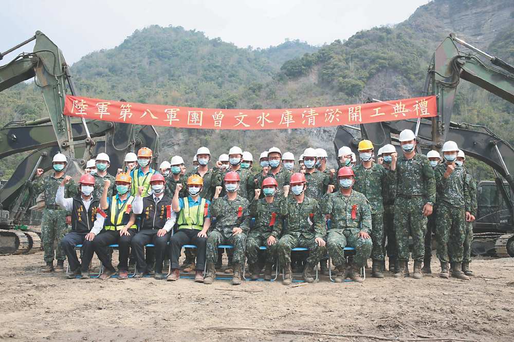 →南水局與陸軍第八軍團舉行清淤開工儀式。圖/周榮發 image