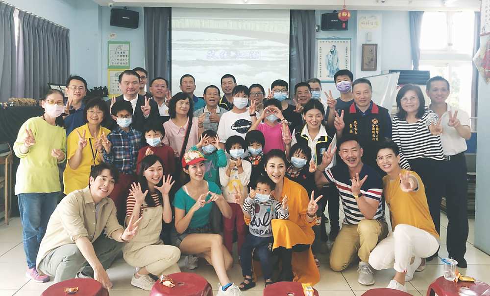 ●桃園市公道正義協會攜手鳳凰藝能共同造訪懷德育幼院。圖/桃園市公道正義協會提供 image