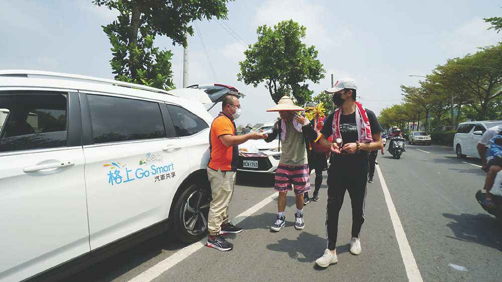 ←格上Go Smart祈福車隊,提供香客休憩使用,並備8萬分口罩及濕紙巾,為信眾補充抗疫物資。圖/業者提供 image