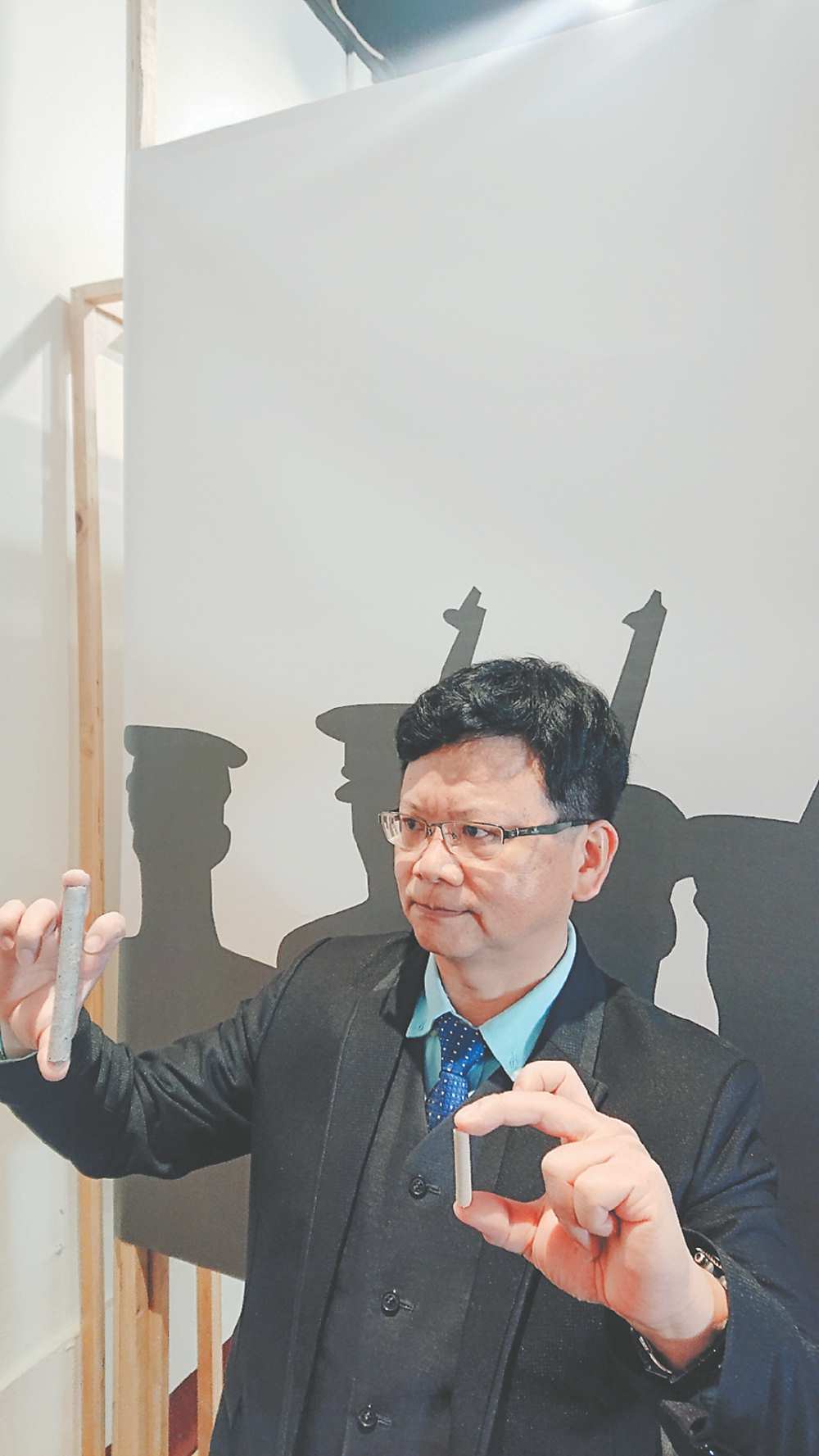 ●瑋傑科技董事長陳一義手拿固體再生燃料,有2種規格,大的用在流體化床鍋爐如汽電共生業、水泥業、造紙業,小的規劃申請用在非流體化床鍋爐如紡織業、染整業等。        圖/瑋傑公司提供 image