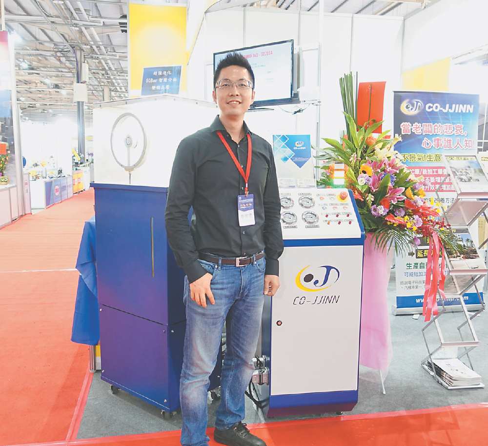 ●可杰企業總經理林杰祺和該公司高壓冷卻系統合影。圖/黃俊榮 image