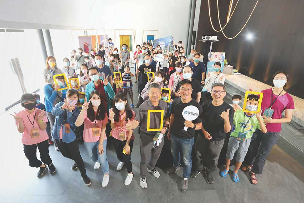 ●國聚建設在「國聚之碩」接待中心舉行生態講座後,帶領90位大小朋友探索高美濕地。圖/國聚建設提供 image