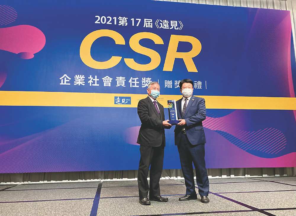 →瑞助營造獲頒ESG綜合績效首獎,瑞助董事長張正岳(右)與行政院副院長沈榮津(左)。圖/江偉琳 image