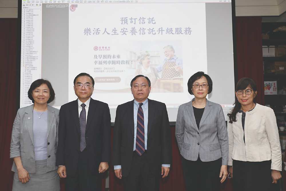 ●台銀實踐信託2.0,台銀董事長呂桔誠(中)領軍,大力推動預約信託制度。圖/台銀提供 image