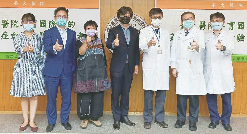 ●磁量生技總經理楊謝樂博士(中至右)、臺大醫院神經部主任邱銘章、副院長高嘉宏、醫師陳達夫與合作夥伴,共同慶賀免疫磁減量檢驗技術取得上市許可證。圖/陳又嘉 image