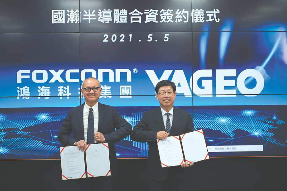 ●鴻海與國巨合資成立國瀚半導體,鴻海董事長劉揚偉(右)和國巨董事長陳泰銘(左)同框代表雙方簽約。圖/中央社(鴻海與國巨提供) image