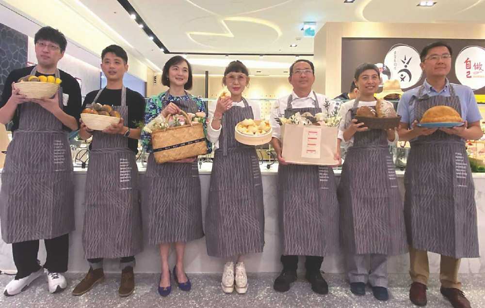 ●遠東百貨總經理徐雪芳(中)與吳寶春師傅(右三)一起體驗麵包DIY。圖/業者提供 image