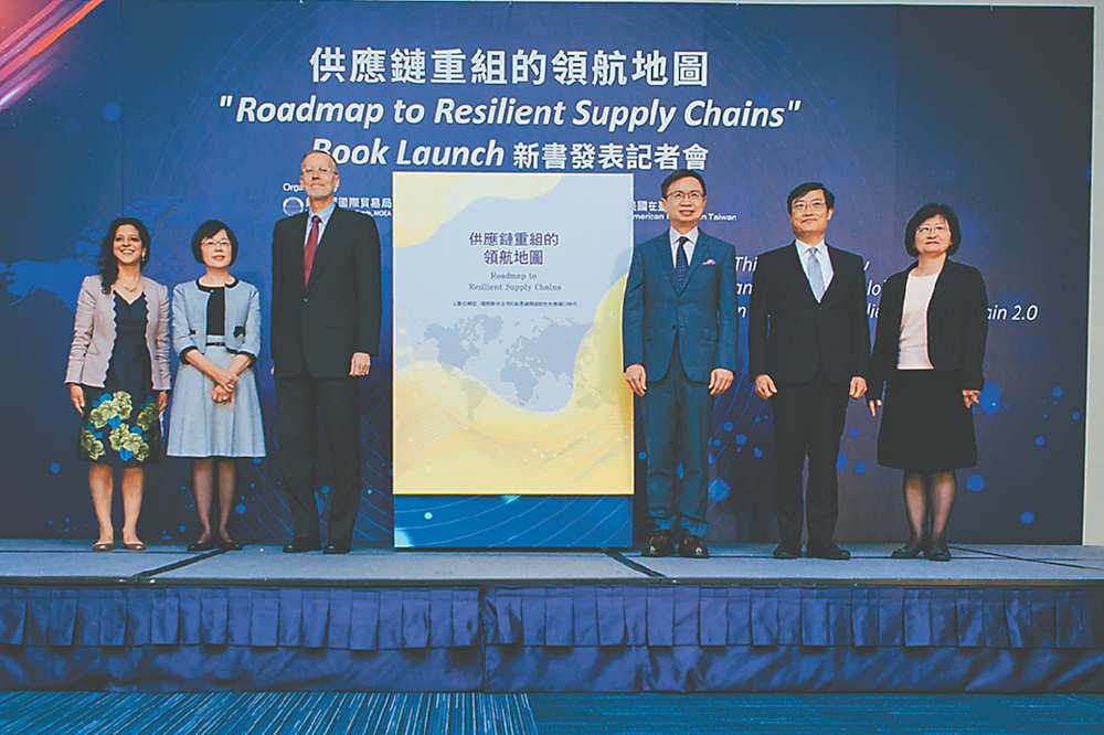 ●外貿協會發表全球供應鏈重組專書,貿協董事長黃志芳(右3)、經濟部政務次長陳正祺(右2)、AIT處長酈英傑(右4)共同參與新書上市。圖/外貿協會提供 image